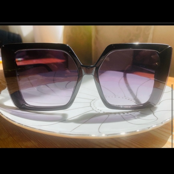 Chunky 90’s style sunglasses - Picture 2 of 6